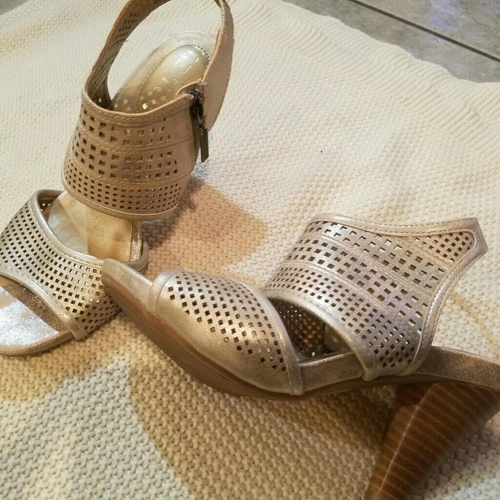 Me Too gravel metallic heels